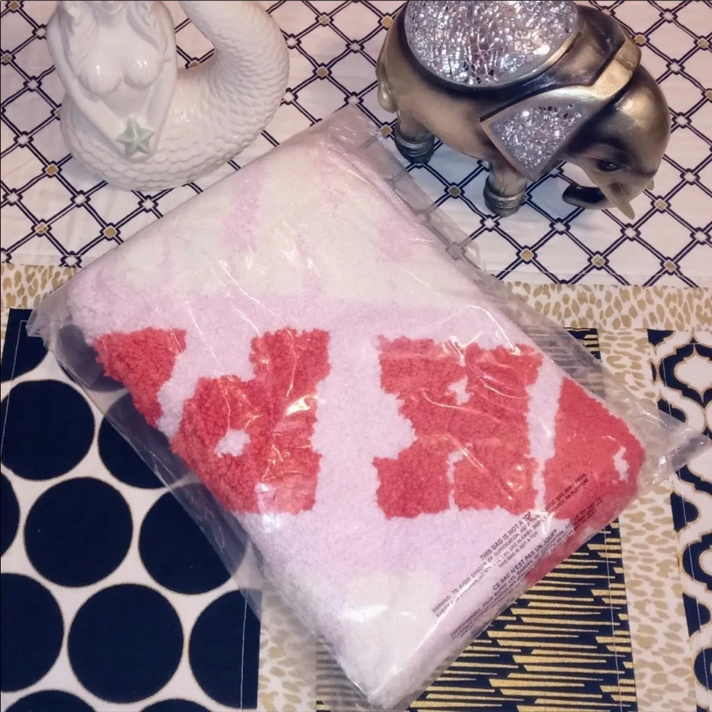 VICTORIA SECRET PINK BATH MAT